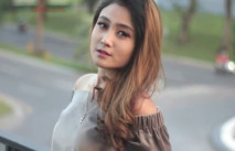 咸濕攝影師約模特拍宣傳片 趁模特洗澡換衣服的空檔搞偷拍 模特這身材挺豐腴啊 屬於越看越好看型