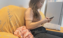 【瘦猴先生探花】泡良佳作，20歲小美女，第二炮幹濕床單，小騷逼今晚遭老罪了