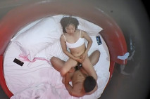 流出酒店情趣震動圓床偷拍 小哥拽著女友的吊帶揮舞起粉色的皮鞭瘋狂操