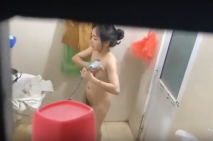 偷窺隔壁漂亮小姐姐 小嬌乳 翹屁屁 聽著歌 一抬頭差點被發現 好危險