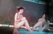 3月最新流出 大神高價雇人潛入國內洗浴會所偷拍第19期 蘿莉美眉和巨乳閨蜜戲水