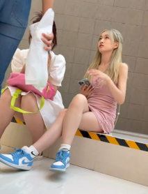 偷拍大師商圈尾隨偷拍美女裙底風光-短裙學生妹超美，大白腿和閨蜜一箭雙雕