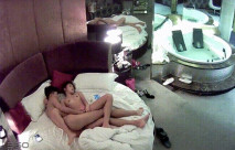 貴在真實，主題酒店全景偷拍，小情侶激情做愛，身材苗條小美女被各種啪啪，換上水手服增加性趣