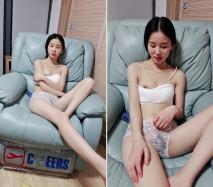 新人溫柔甜美小姐姐！操逼旁邊攝影老哥解說！大白美臀騎乘位，特寫視角打樁機，爽的妹子啊啊叫