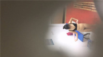 游泳館更衣室洞中偷窺美女換衣服