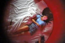 八月最新流出酒店上帝視角偷拍 藍衣牛仔短褲妹子約炮男同事一開始很害羞抗拒 爽了自己主動坐上雞巴騎