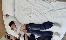 流出酒店偷拍 小哥吃完宵夜和廠妹開房好好幹一炮