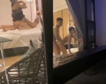 偷窺隔壁小情侶啪啪 小女友身材真好 後續被發現了 但也沒耽誤人家繼續 貌似人家根本不在意 弄的我很尷尬