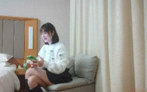 漂亮美乳小姐姐 先進去一下要要癢啊好癢 身材高挑大長腿一線天粉鮑摳的受不了 剛操就白漿直流偷偷無套射了一背爽叫不停