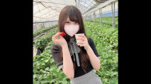 首次攝影·露臉！本來應該只是出去摘草莓度過甜蜜悠閒的一段時間……現役專業學生露出融化般可愛的笑容野外口內射精&2次生中出！！