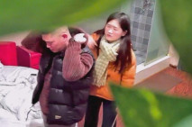 流出酒店偷拍 稀有綠葉房少婦穿著羽絨服被打樁內射後趕緊去洗穴