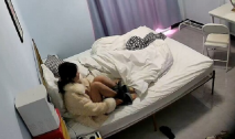 【酒店偷拍】寒假前的瘋狂，此房一出必屬精品，陰毛稀疏學生妹，清秀可人各種姿勢都可以