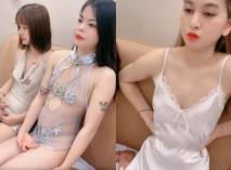 三個小嫩逼讓大哥指揮玩弄刺激狼友激情大秀，全程露臉慢慢脫光揉奶玩逼，讓好姐妹吃奶舔逼，假雞巴內褲互操