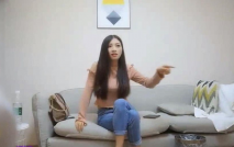 穿牛仔褲的漂亮氣質御姐緊綳綳肉體大長腿，舔吸玩弄逼逼架著啪啪大力輸出聳動碰撞