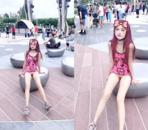 《重磅炸彈極限挑戰》推特頂級露出藝術家，極品身材美少女白虎嫩妹【娜娜a真愛屋】地鐵景區人群前各種露出，被小哥哥發現好尷尬