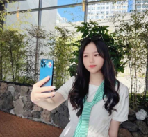 看起來妹清純的子 胃口原來這麼大 要玩三3P才滿能足 各種姿勢夾擊