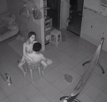 房東出租房偷裝監控偷拍 年輕情侶在客廳的椅子上做愛高潮過後累趴了
