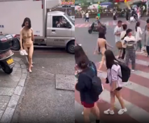 這是什麼任務達人，透明人間啊！長沙一妙齡女子不穿衣服逛街，竟是為了報復男友