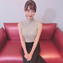 【超稀有】一位身材苗條、皮膚白皙、胸部傲人的OL，就職於一家大型上市公司。一個下流男子將精液射入這位充滿費洛蒙的美麗女子體內。