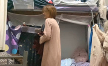 別射~出去~會被看到的~不行~戴套”對白刺激”醫院宿舍內強上短髮護士妹~按倒上親下摳來感覺扒光衣服插入猛搞偸偸內射