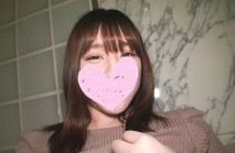 【無修正】18歲！沉迷於大叔的雞巴，直接插入並中出授精！