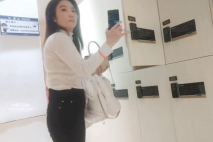 貴在真實，女人坑女人！溫泉會館女賓換衣區內部春光，驚人巨乳，氣質御姐性感收腹褲加堅挺美乳很是養眼