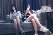 大神就是牛 約兩個漂亮年輕小美女 精緻飽滿性感白嫩 盡情舔吸揉奶啪啪雙飛抽送 第一炮就很爽