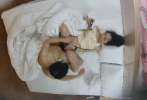 安防酒店近視角偷拍 丸子頭少婦偷情年輕小夥一邊看黃片一邊操弄得她好爽