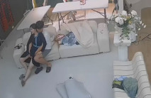 黑客破解網路攝像頭監控偷拍 攝影棚沒有其它人的時候攝影師淫穢老闆娘和她親熱