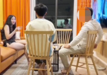 公司員工約女領導到家做客吃完飯，沒想到平時高高在上的女領導私下卻變成了騷婦，床上功夫一流