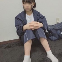 在田徑部經理叔叔家住宿，在濃厚的中出懷孕了