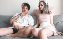 小清新萌妹 甜美可愛蘿莉〖pinkloving〗正在看電影 調皮狐狸小女友要吃大肉棒 粉嫩無毛小嫩逼太舒服了