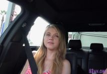 把漂亮嫩嫩的少女騙到車上吸允雞巴感覺太爽了，不過癮把她帶到賓館肉棒猛力插入嫩穴啪啪狠狠操