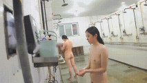 花重金雇打掃衛生的阿姨 偷拍大專女澡堂眾多美女洗澡換衣服