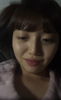 這種憂鬱的眼神，一看就是性欲太強，平時沒少扣逼，動作很熟練，完美露臉