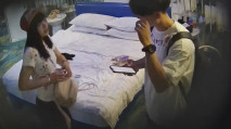 五月最新流出 安防酒店攝像頭偷拍 校園嘻哈時尚美女和愛舔腳變態男友啪啪