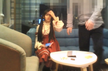 純欲雙馬尾學妹被金主爸爸帶到酒店沙發上爆操，不吃香菜 VS AAA建材老王的既視感！現在的小妹妹真是嫩出