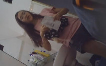 咸濕房東低價把房子租給兩個合租 的女大學生浴室偷放設備偷拍她倆洗澡逼毛還挺濃密性感的很有擼點