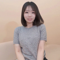 【初拍攝】身材超棒的雪白肌膚牙科助手。「什麼都喜歡…」純情光禿禿的美穴被巨根充分調教，粉紅色乳頭挺立。激烈後入式使美臀被猛刺而痙攣，將精液灌入陰道深處。