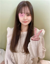 有著可愛笑容的小動物系白皙女孩子。為了送給喜歡的男性禮物，在AV攝影中第一次中出。