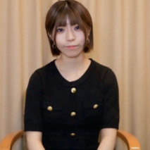 身材苗條，身長150cm的可愛小隻馬。她總是笑容滿面，開心地含住陰莖！一邊觀察著窺器內部，在裡面射精。