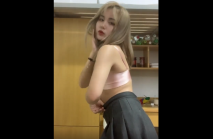 大學生在宿舍自己玩