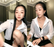 鋼琴老師才藝主播，露臉了跟狼友互動撩騷，脫光了邊彈鋼琴邊唱給狼友聽，火辣艷舞逼逼掰開給狼友看特寫真騷