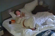 公寓酒店 卿本佳人 奈何為妓 一眼看非常清純鄰家的妹子 一天接兩位嫖客 翹起渾圓的屁股 讓人後入打樁