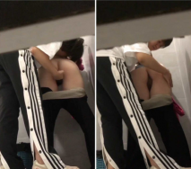 女廁偷拍兩個小姑娘在一個隔間衣服脫了相互吃對方奶,還用手指頭插入對方陰道裡面抽動