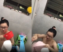 爬窗偷窺鄰居眼鏡美眉洗澡 內內掉地上了 讓媽媽重新拿一條 自己摸摸小嬌乳 好清純漂亮