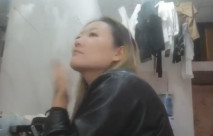 黑絲小姐姐 午後吃快餐找個身材不錯的黃毛妹子 老顧客說說笑笑把逼操 邊操邊幫小哥擼蛋蛋