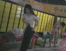 十一月最新流出 大神潛入水上樂園淋浴更衣室四處移動偷拍真大膽對著旗袍美女的逼逼拍