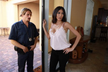 岳母也太風騷了 岳父剛出門她就扶著女友的屁股要一起做愛，互相抱緊纏綿親吻肉欲美景受不了啪啪狠操舔吸