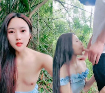 竹林中大戰網紅臉女神，苗條好身材後入操逼，掰腿側入，感覺像是女人帶了假道具